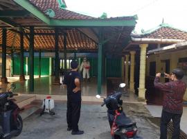 Penyemprotan Desinfectant di Balai Desa Giring